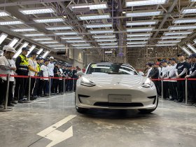 特斯拉上海工廠首批15輛國(guó)產(chǎn)Model 3交付員工車主